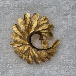 Vintage Trifari Gold Leaf Brooch